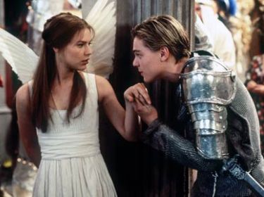 scena tratta dal film Romeo+Juliet quando i due ragazzi si incontrano alla festa